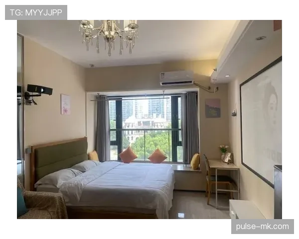 刷到杨瀚森的生活照，球场像猛兽，家里像网红民宿，名牌和早午餐并存，反差我顶不住